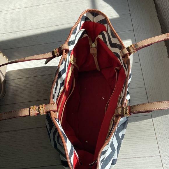 Black and White Chevron Dooney & Bourke Tote - Picture 4 of 4